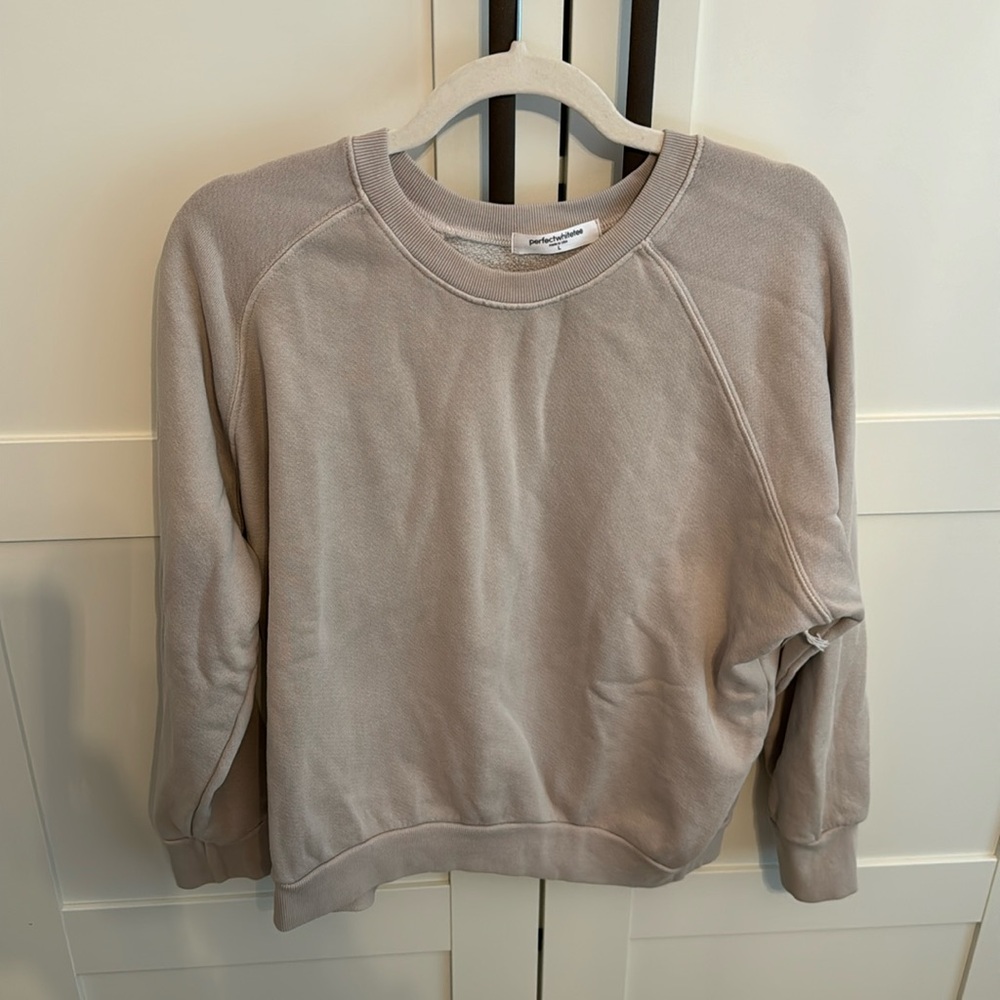 Perfectwhitetee Lennon
cotton fleece, color- sand. Fits more like a M